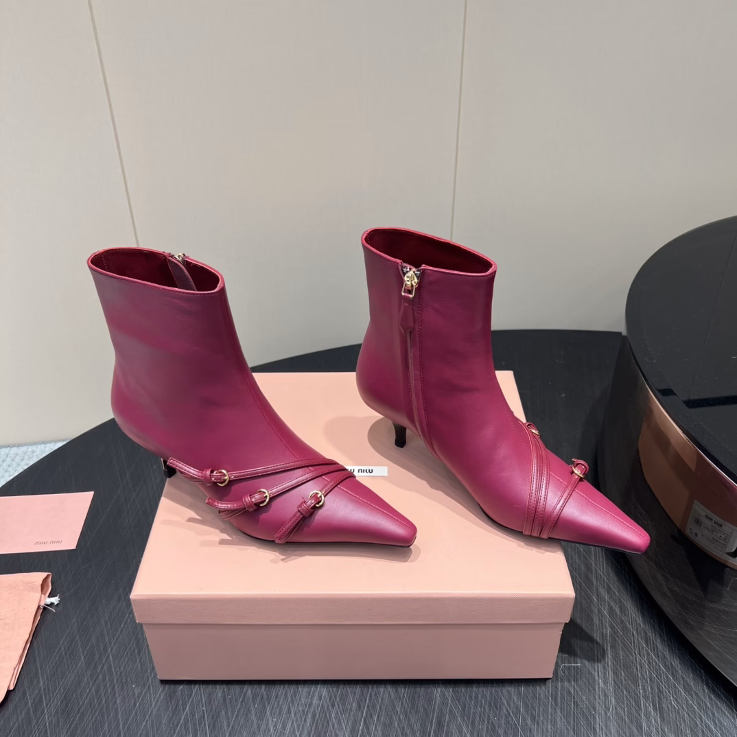 MIUMIU 2025vs Early Fall latest catwalk hit series…Pointed buckle high-heeled short boots💥 Top version of Miumi autumn and winter limited edition catwalk long boots!The most worthwhile boots to buy this year, no one else! Yi Mengling's same style is worn by many internet celebrities. Miumi is really cool this autumn and winter. The autumn and winter limited edition is very difficult to buy in the counter. It looks very hard, but it is actually very soft and very comfortable to wear! The foot feels great! The boot shaft is wide, no matter whether the legs are thick or thin, it can be worn to look loose and very straight! ! Full of punk style