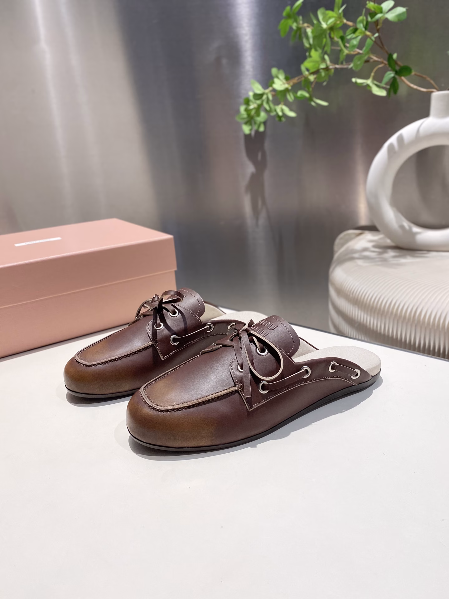Miu Miu 2025 laced eyelet flat-soled loafers, new models for the catwalk. Retro leather loafers, loafers, retro fashion, simple and advanced, easy to match, very comfortable to wear, a must-have for the year! Super heavy work, each pair is uniquely rubbed, original old cowhide upper, sheepskin lining