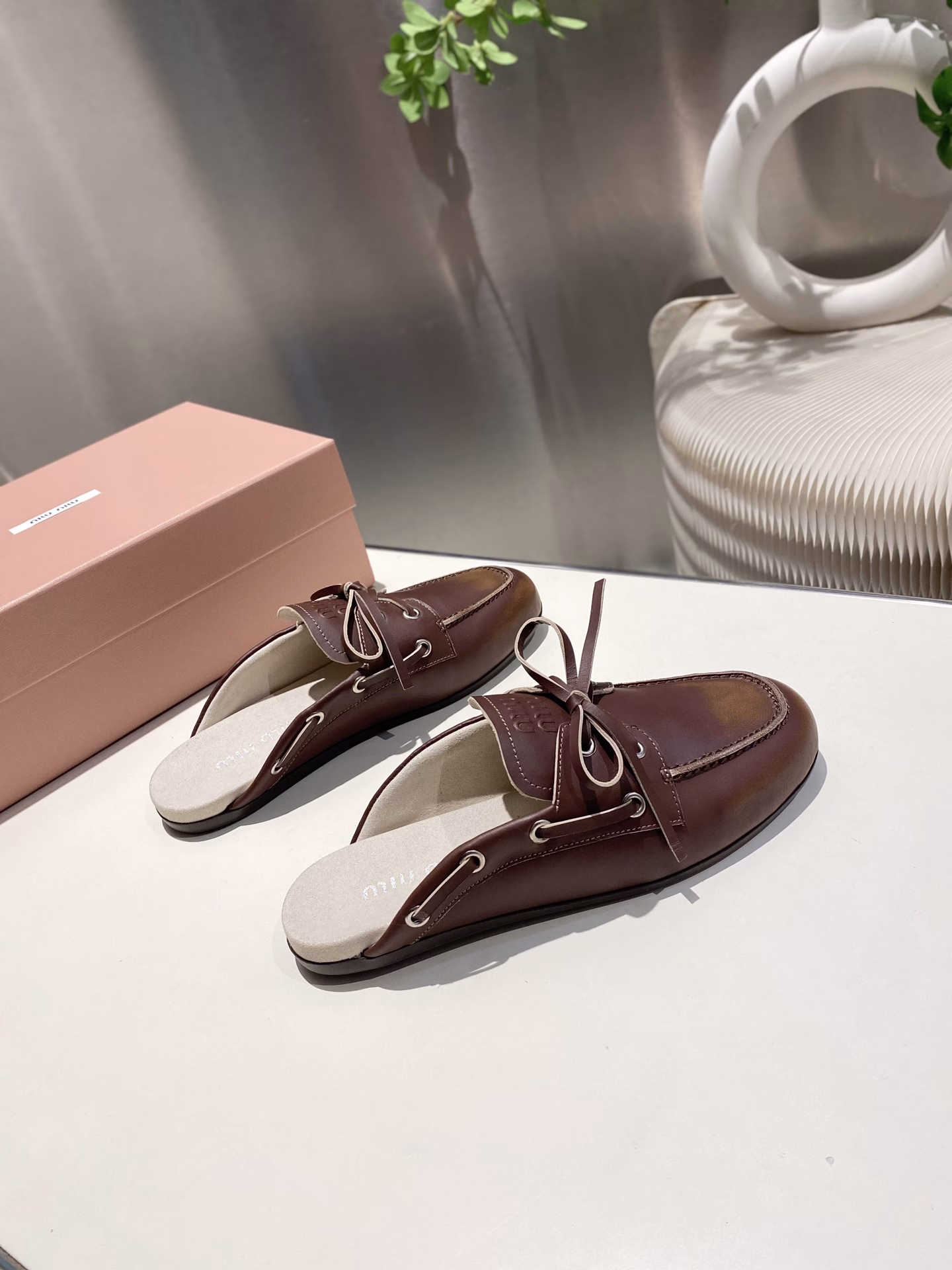 Miu Miu 2025 laced eyelet flat-soled loafers, new models for the catwalk. Retro leather loafers, loafers, retro fashion, simple and advanced, easy to match, very comfortable to wear, a must-have for the year! Super heavy work, each pair is uniquely rubbed, original old cowhide upper, sheepskin lining