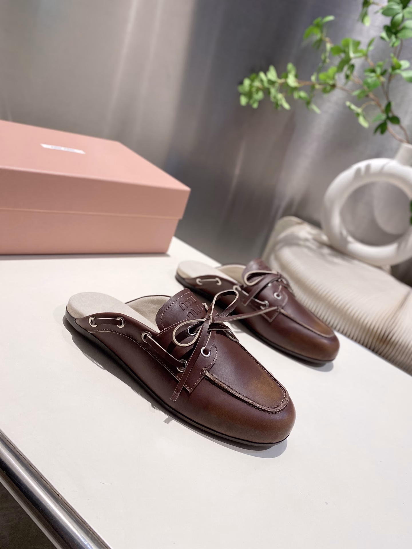 Miu Miu 2025 laced eyelet flat-soled loafers, new models for the catwalk. Retro leather loafers, loafers, retro fashion, simple and advanced, easy to match, very comfortable to wear, a must-have for the year! Super heavy work, each pair is uniquely rubbed, original old cowhide upper, sheepskin lining