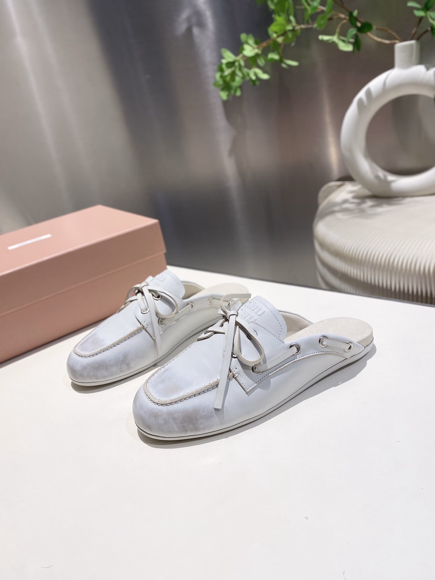 Miu Miu 2025 laced eyelet flat-soled loafers, new models for the catwalk. Retro leather loafers, loafers, retro fashion, simple and advanced, easy to match, very comfortable to wear, a must-have for the year! Super heavy work, each pair is uniquely rubbed, original old cowhide upper, sheepskin lining