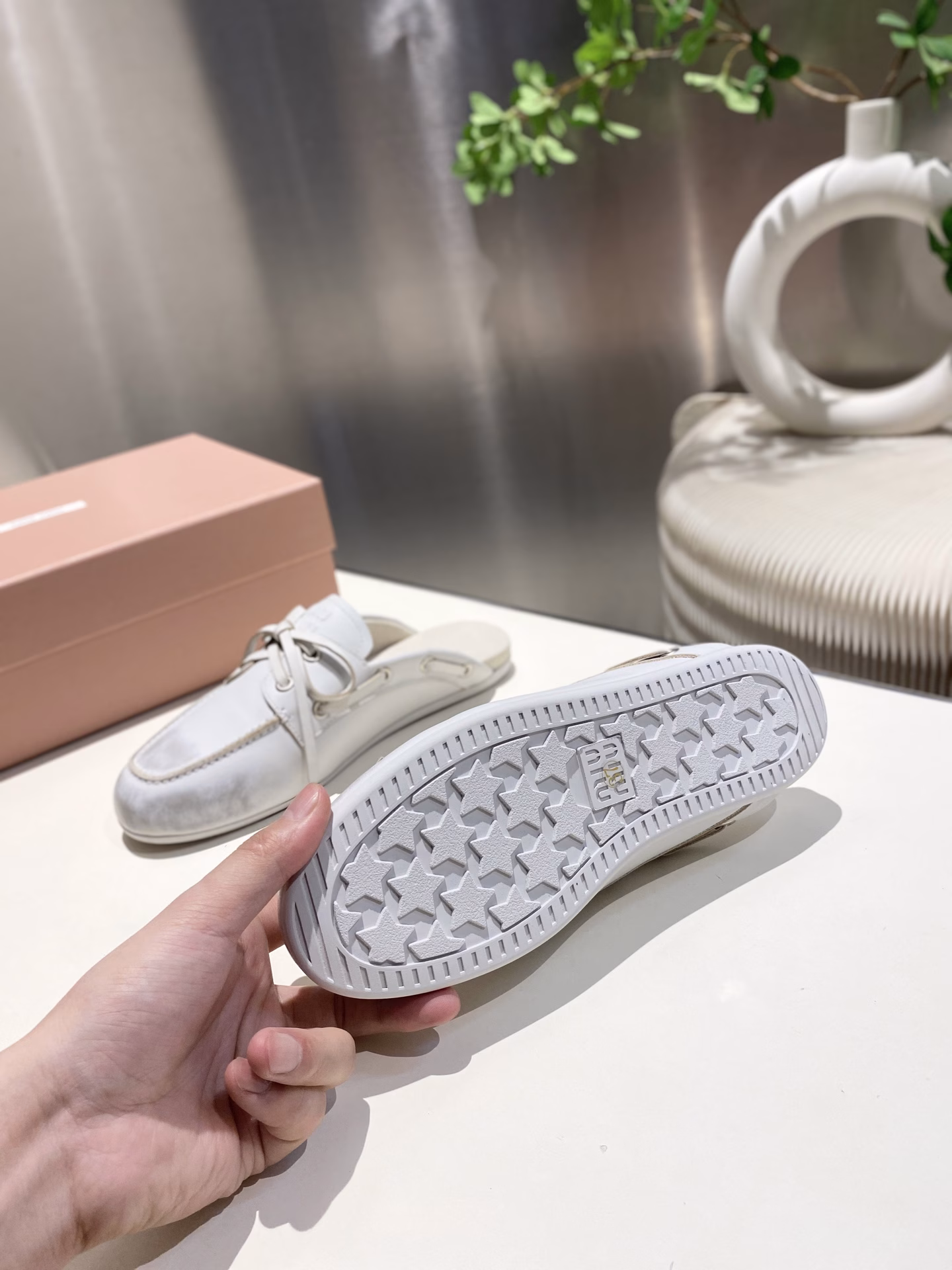 Miu Miu 2025 laced eyelet flat-soled loafers, new models for the catwalk. Retro leather loafers, loafers, retro fashion, simple and advanced, easy to match, very comfortable to wear, a must-have for the year! Super heavy work, each pair is uniquely rubbed, original old cowhide upper, sheepskin lining