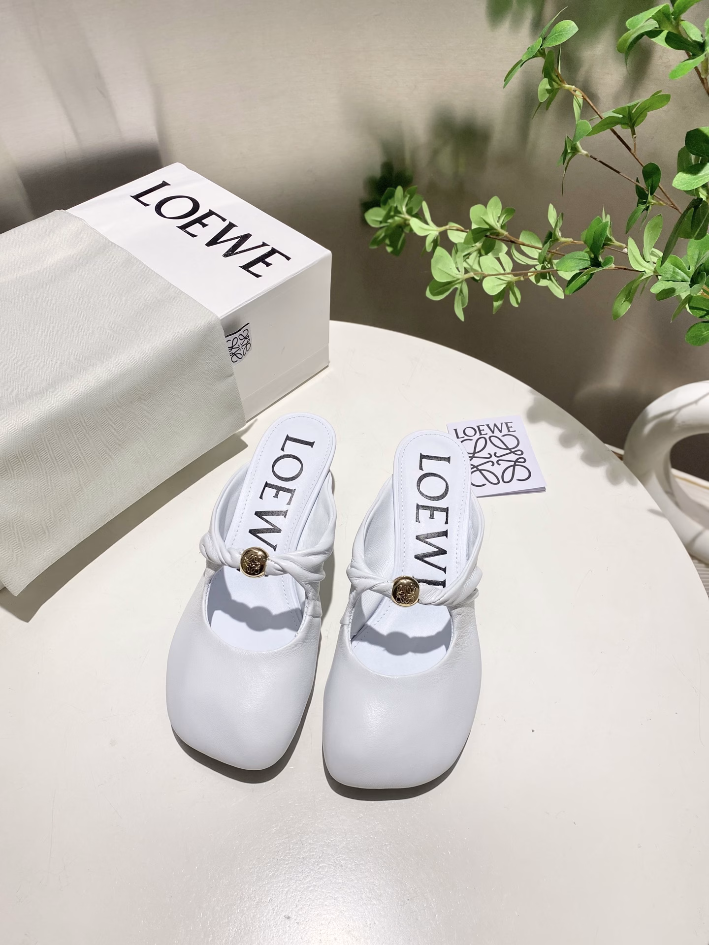 The latest LOEWE 25SS summer limited edition slippers, with the hottest colors in spring and summer, are truly casual and fashionable slippers, with a looming beauty. They are made of fetal lambskin, and the leather feels like a baby's skin when touched. They are super soft and comfortable, and they are really beautiful when worn!!! Highly recommended, super lazy fashion slippers, the same style as celebrity bloggers!