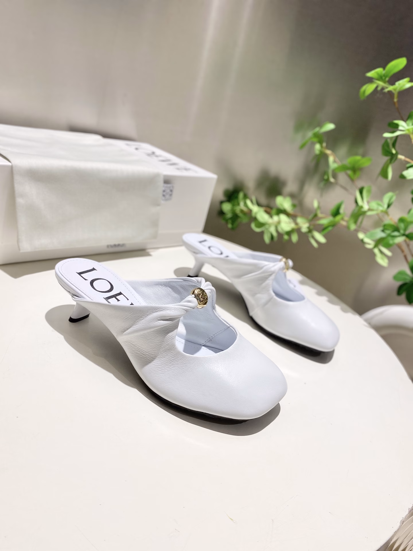 The latest LOEWE 25SS summer limited edition slippers, with the hottest colors in spring and summer, are truly casual and fashionable slippers, with a looming beauty. They are made of fetal lambskin, and the leather feels like a baby's skin when touched. They are super soft and comfortable, and they are really beautiful when worn!!! Highly recommended, super lazy fashion slippers, the same style as celebrity bloggers!