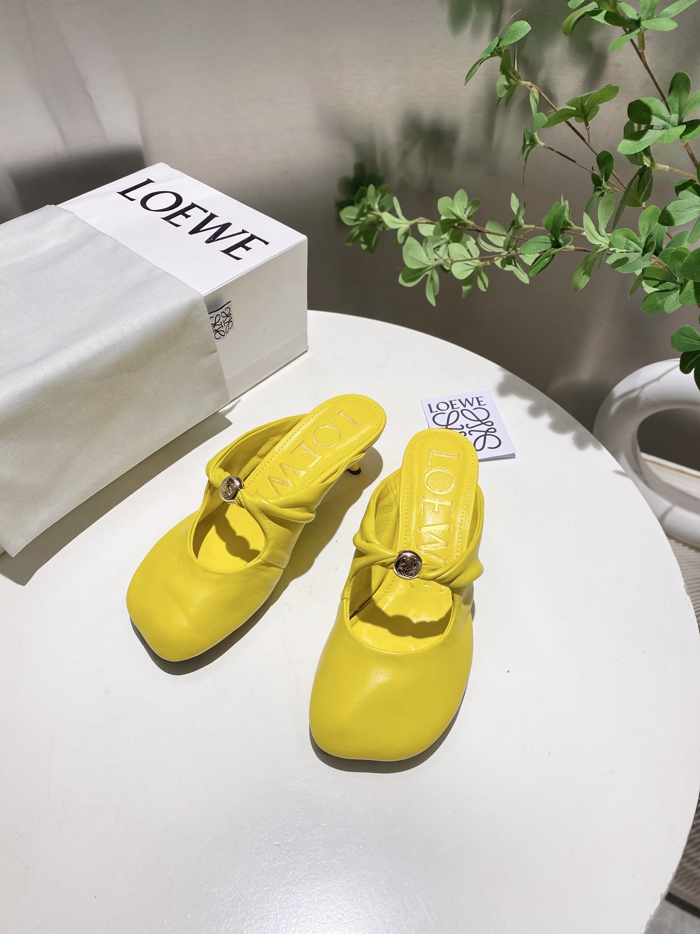 The latest LOEWE 25SS summer limited edition slippers, with the hottest colors in spring and summer, are truly casual and fashionable slippers, with a looming beauty. They are made of fetal lambskin, and the leather feels like a baby's skin when touched. They are super soft and comfortable, and they are really beautiful when worn!!! Highly recommended, super lazy fashion slippers, the same style as celebrity bloggers!