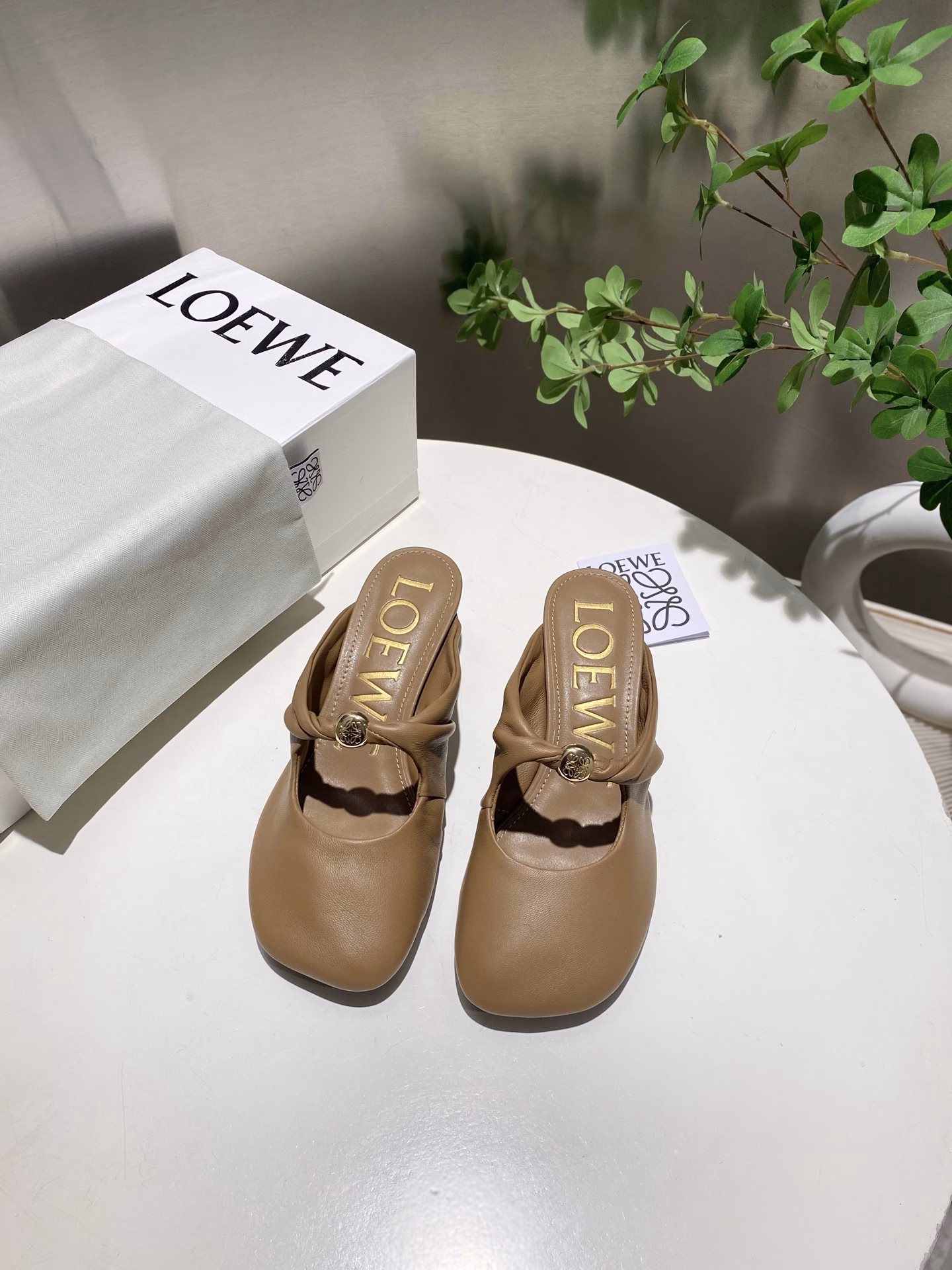 The latest LOEWE 25SS summer limited edition slippers, with the hottest colors in spring and summer, are truly casual and fashionable slippers, with a looming beauty. They are made of fetal lambskin, and the leather feels like a baby's skin when touched. They are super soft and comfortable, and they are really beautiful when worn!!! Highly recommended, super lazy fashion slippers, the same style as celebrity bloggers!
