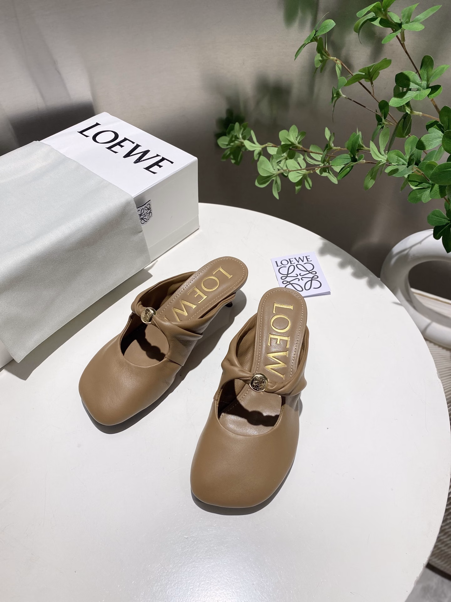 The latest LOEWE 25SS summer limited edition slippers, with the hottest colors in spring and summer, are truly casual and fashionable slippers, with a looming beauty. They are made of fetal lambskin, and the leather feels like a baby's skin when touched. They are super soft and comfortable, and they are really beautiful when worn!!! Highly recommended, super lazy fashion slippers, the same style as celebrity bloggers!