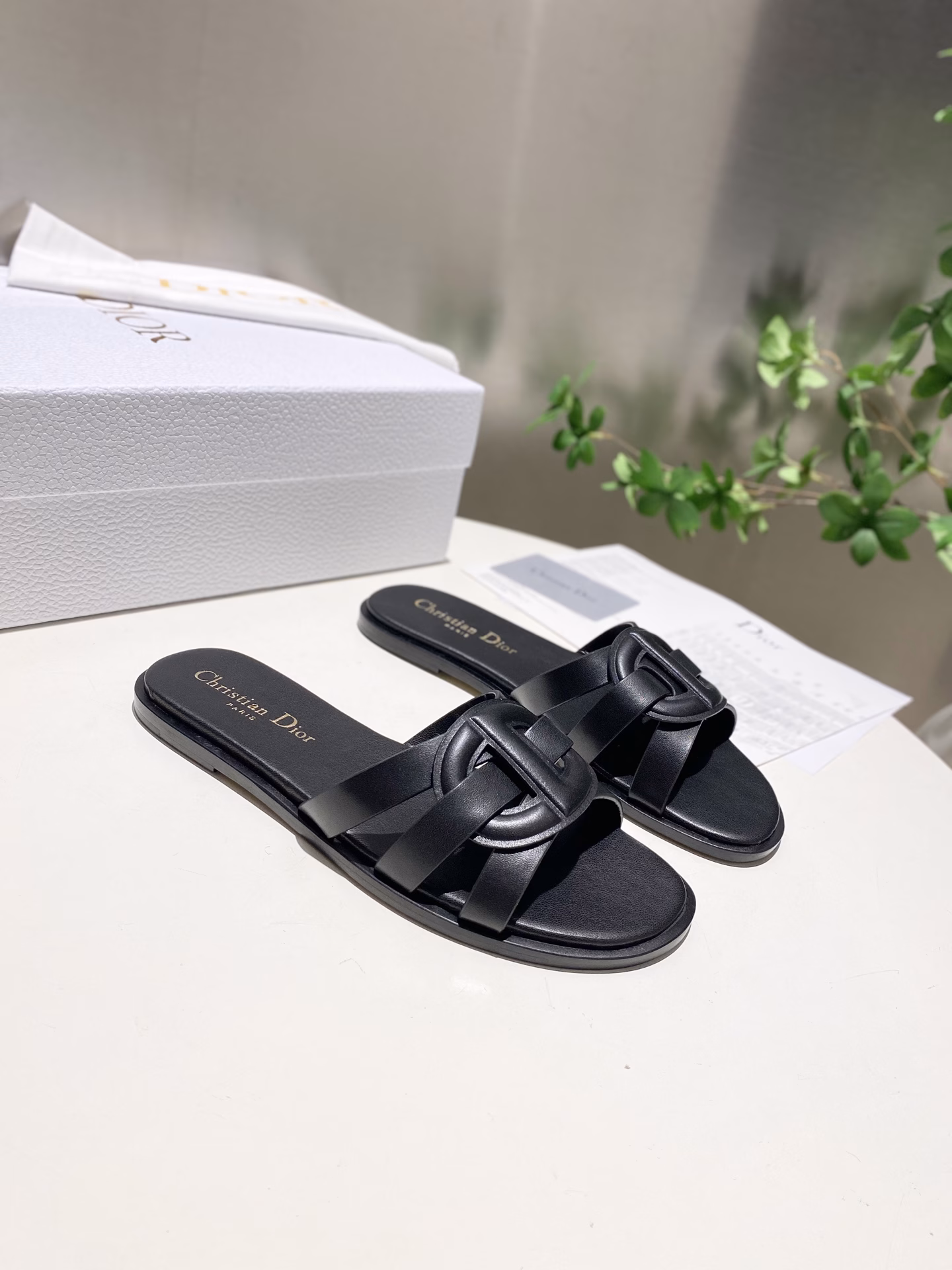 Dior 25ss summer high version new sandals.Simple and versatile. Perfect and luxurious on the feet, can be matched with any spring and summer clothing. The foot feels even more comfortable! The material is a perfect replica of the original. The original version is disassembled and molded.