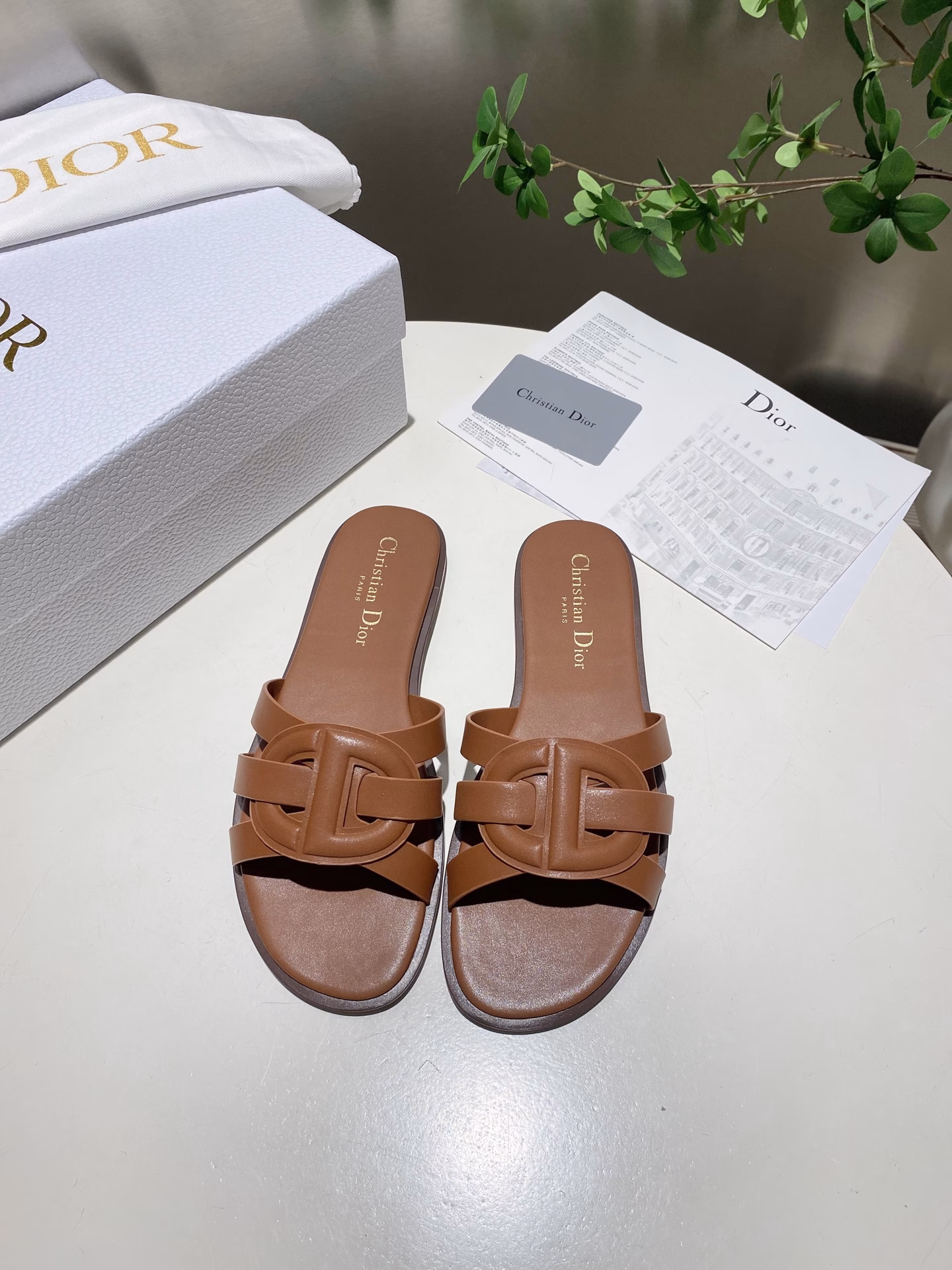Dior 25ss summer high version new sandals.Simple and versatile. Perfect and luxurious on the feet, can be matched with any spring and summer clothing. The foot feels even more comfortable! The material is a perfect replica of the original. The original version is disassembled and molded.