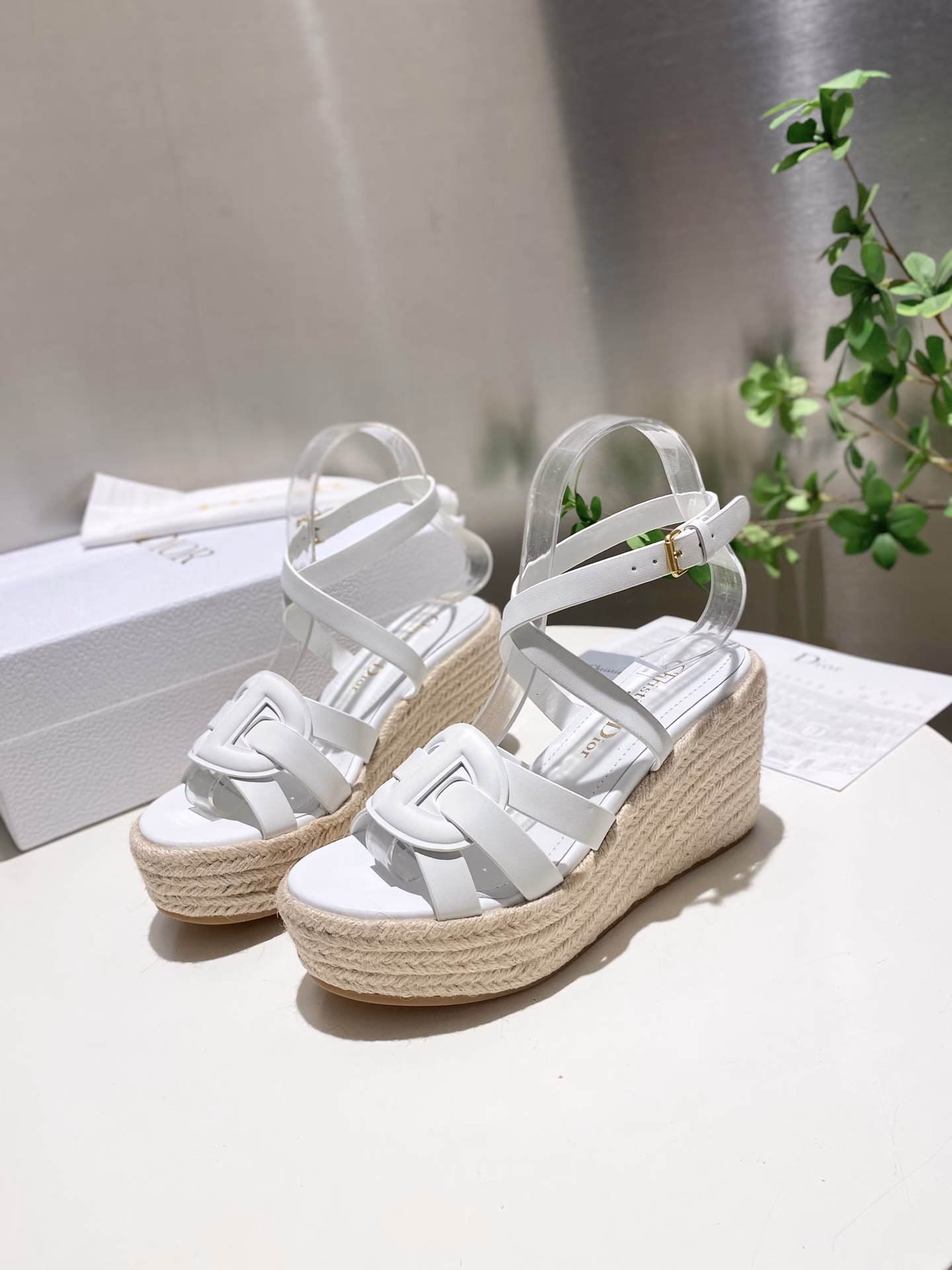 Dior 25ss summer high version new sandals.Simple and versatile. Perfect and luxurious on the feet, can be matched with any spring and summer clothing. The foot feels even more comfortable! The material is a perfect replica of the original. The original version is disassembled and molded.