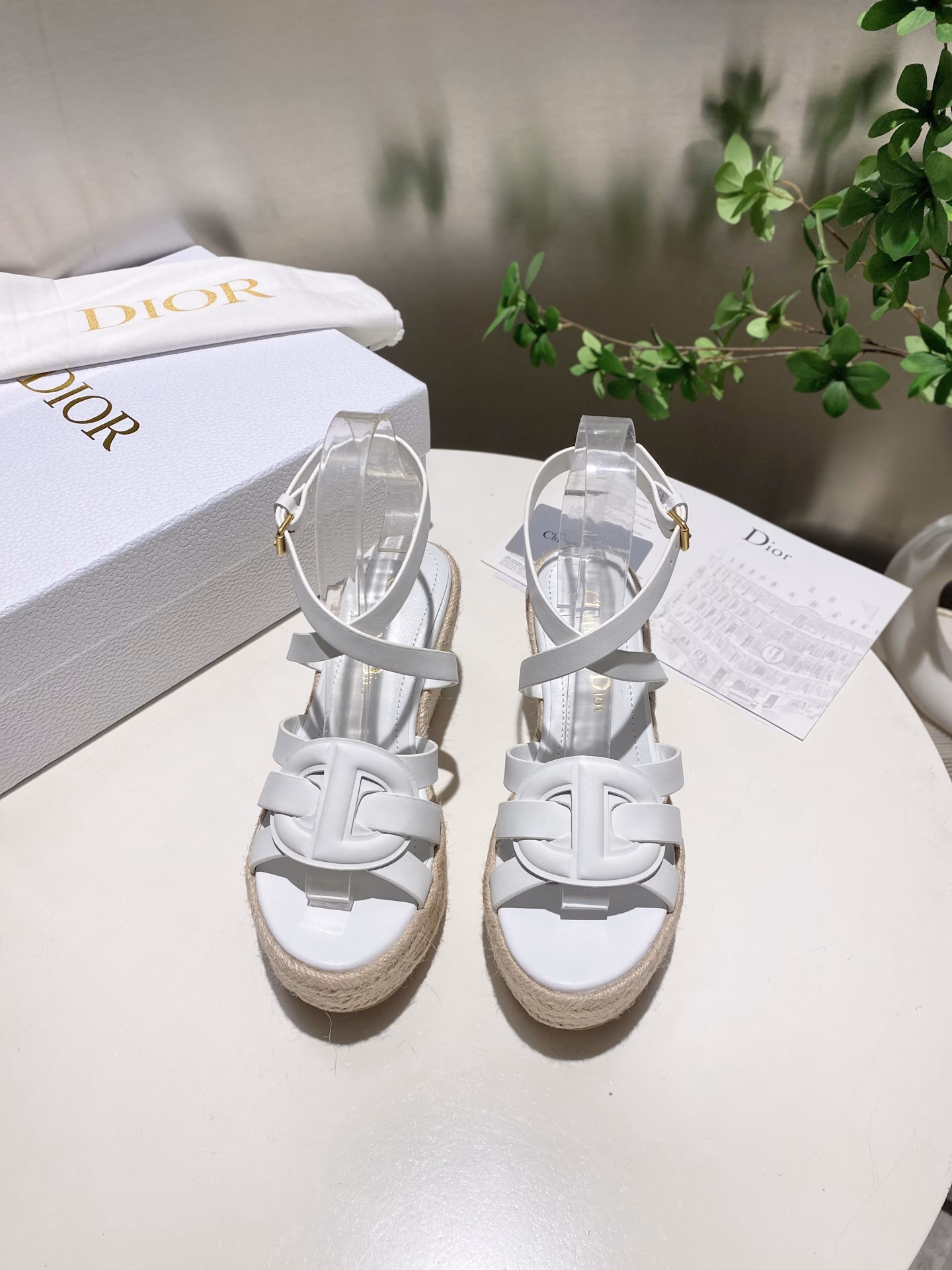 Dior 25ss summer high version new sandals.Simple and versatile. Perfect and luxurious on the feet, can be matched with any spring and summer clothing. The foot feels even more comfortable! The material is a perfect replica of the original. The original version is disassembled and molded.